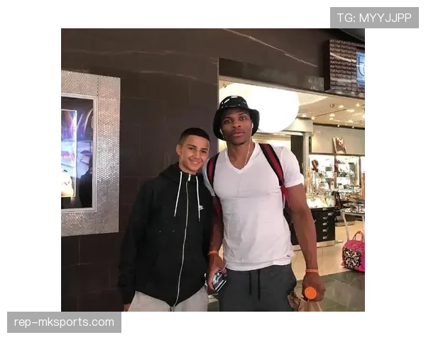 威少又穿荧光色出门了，这搭配是真不怕路人拍照？