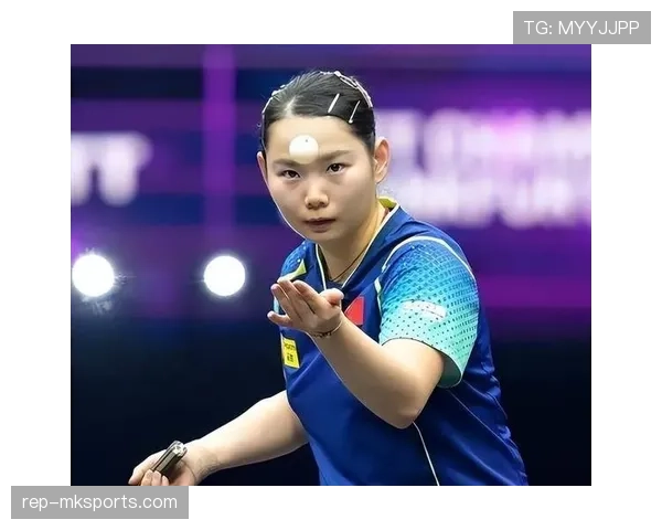 何卓佳比赛之间竟然拎着名牌包，比场上霸气好多了，这反差是真大