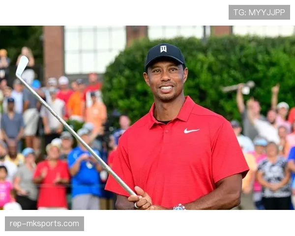 泰格·伍兹居然在豪宅里偷偷练杆？这生活节奏差太远了吧！